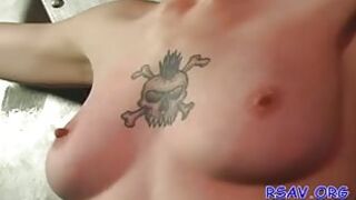 Tatuaż między cycami ostrej zawodniczki