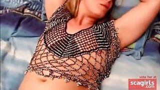 Wypina dupsko i robi sobie dobrze wibratorem