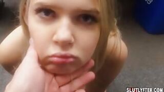 Seks na zapleczu sklepu z małą suczką