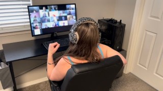 Zaskoczona suczka ciągnie fiuta na zoomie