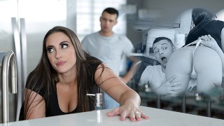 Boska brunetka zarzuca ogromną dupą