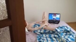 Ruda Rosjanka z niewielkim biuścikiem