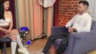 Rucha seksowną brunetkę na dywaniku