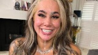 Wytatuowana mamuśka zabiera się za fiuta