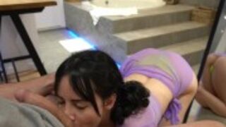 Seks przed lustrem z niezłą brunetką