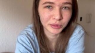 Drobna Emmi doprowadza się do orgazmu