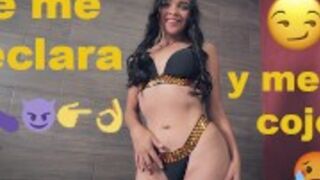 Egzotyczna dama potrząsa niezłą dupą