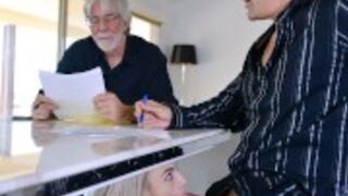 Zabiera się za kutasa pod stoliczkiem