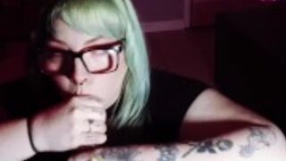 Emo króliczek ciągnie penisa