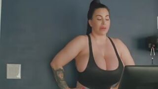 Wysportowana babka ma ogromne cyce