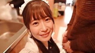 Orientalna pokojówka słodko ssie fiuta