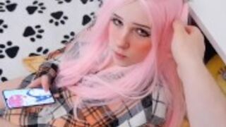 Różowe włosy naturalnej panienki