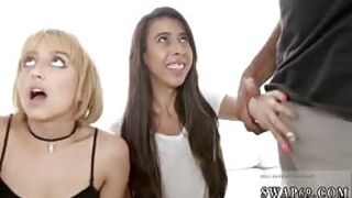 Padają na kolana i ciągną dwa fiuty