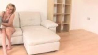 Piękna Lady Sonia pieści się po pipce