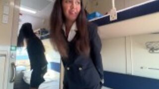 Dziki seks z ostrą brunetką w pociągu