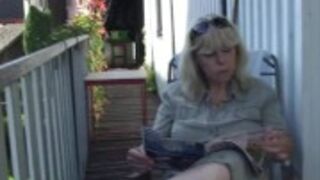 Porno w ogrodzie ze starszą panią