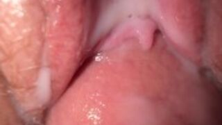 Zbliżenie na kremową szparkę