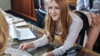 Porno w biurze z blondynką i lisicą