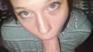 Szarooka amatorka słodko ssie penisa