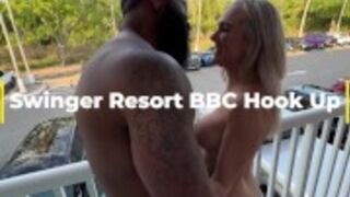 Naga łania ujeżdża czarnego penisa