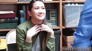 Szczupła niunia ssie fiuta na zapleczu