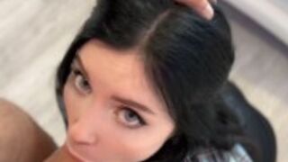 Czarnowłosa lalunia z penisem w ustach