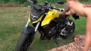 Seks na stojaka z niezłą mamuśką