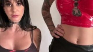 Z wytatuowanymi babeczkami w trójkącie