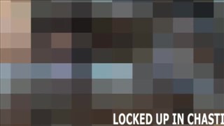 Czarny gumowy kutas między stopami