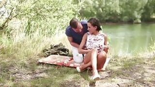 Naturalna cycata nastolatka Ana Bell Evans zerżnięta w naturze