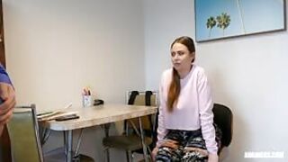 Fajna młoda mamusia musi dać dupy