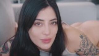 Kto lubi wytatuowane dziewczyny ? Przy tej lasce chuj stoi