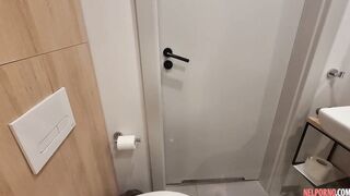 Zuchwała Dziewczyna Masturbuje Kutasa w Łazience