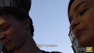 Młoda Cipka Rozciągnięta na Kanapie przy Rogaczu