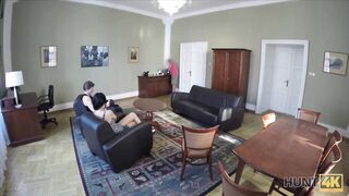 Młoda Cipka Rozciągnięta na Kanapie przy Rogaczu