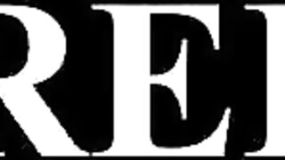 Drobna Blond Nastolatka Rżnięta w Gardło i Zalana Spermą na Kamerce