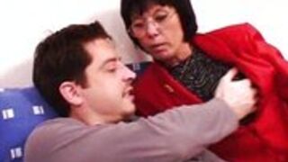 Wkłada jej paluszek w dupę podczas klasycznego seksu