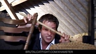 Szybka akcja na poddaszu z pokojówką