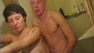 Podglądanie mamuśki, jebanie mamuśki pod prysznicem