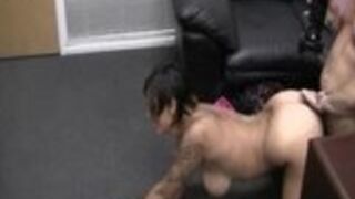 Brunetka jebie się z szefem