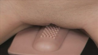 Usiadła na wibrującej seks zabawce 