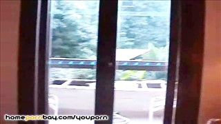 Laleczka klęczy i dostaje dwa kutasy do dzioba