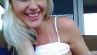 Ładna amatorka cudownie się zabawia przed kamerką