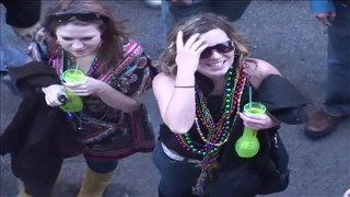 Pokazują cyce za koraliki